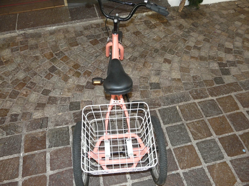 bicicletta per bambini da tre a sei anni con cestello colore rosa tre ruote nuov - Immagine 3 di 4