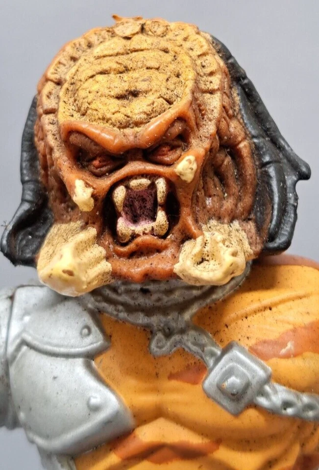 1993 Kenner Predator Action Figure, Alien Hunter Cracked Tusk Predator, 5" VTG - Image 3 of 4