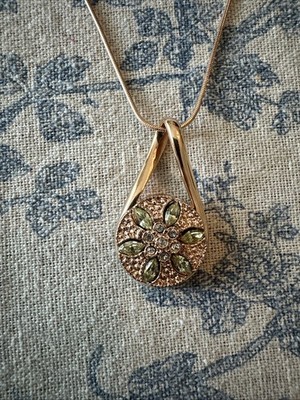 Ross-Simons Halskette vergoldet Sterlingsilber floral Anhänger grüner Edelstein