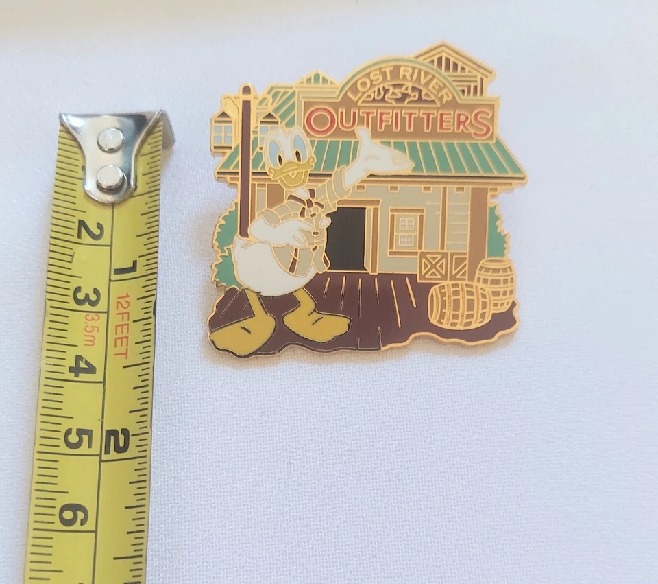 Prendedor mensual 2015 del Pato Donald Lost Rivers Outfitters de los parques de Disney Foto 3 de 3