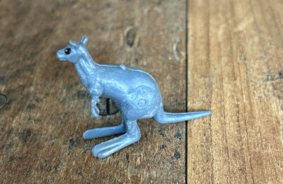 Altes Spielzeug / Känguru stehend- 37mm groß
