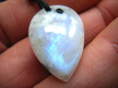Blauer MONDSTEIN Cabochon mit Turmalin, gebohrt, am Band Blauer MONDSTEIN Cabochon mit Turmalin, gebohrt, am Band