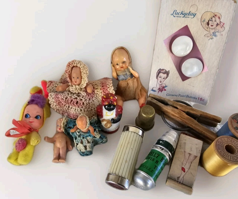 Muñecas antiguas miniatura con vestidos de ganchillo costura extra publicidad caja de sombra Foto 3 de 4