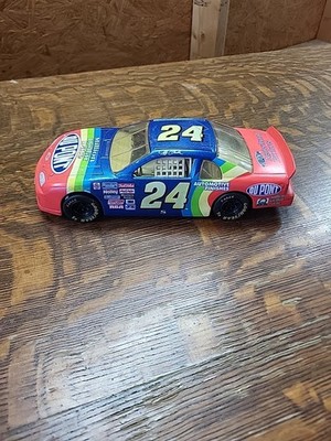 Jeff Gordon #24 DuPont NASCAR Diecast 1:24 Model Car