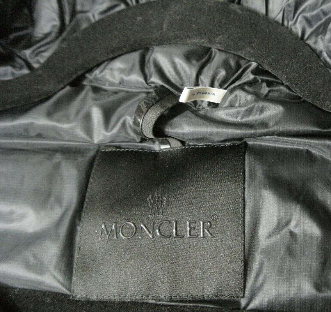 NEW Moncler Verdet short down jacket in Black- Size 1 #DC118 NEW Moncler Verdet short down jacket in Black- Size 1 #DC118