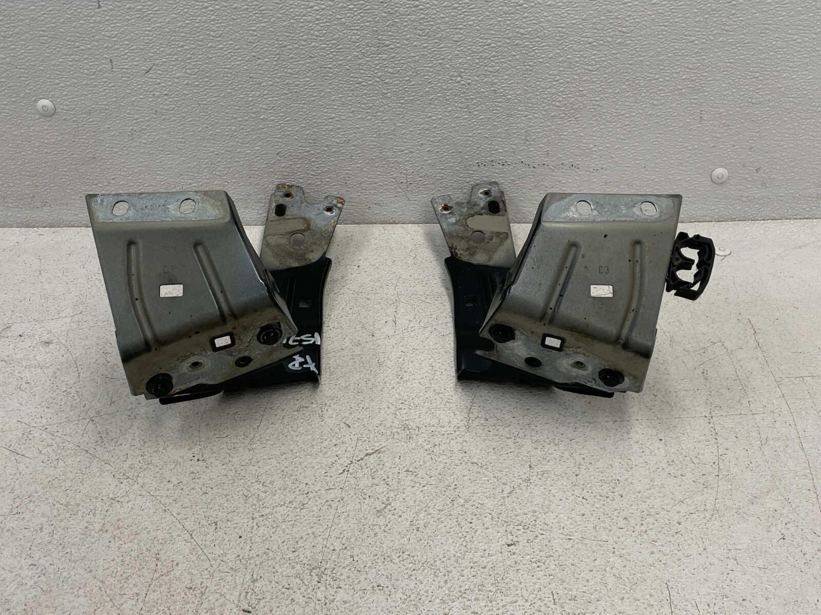 14-17 Maserati Quattroporte GTS Front Left Right Fender Bracket Set 1574 OEM