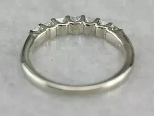 Anillo de eternidad de boda de diamantes simulados de corte princesa de 2 quilates enchapado en oro blanco de 14 k Foto 2 de 4