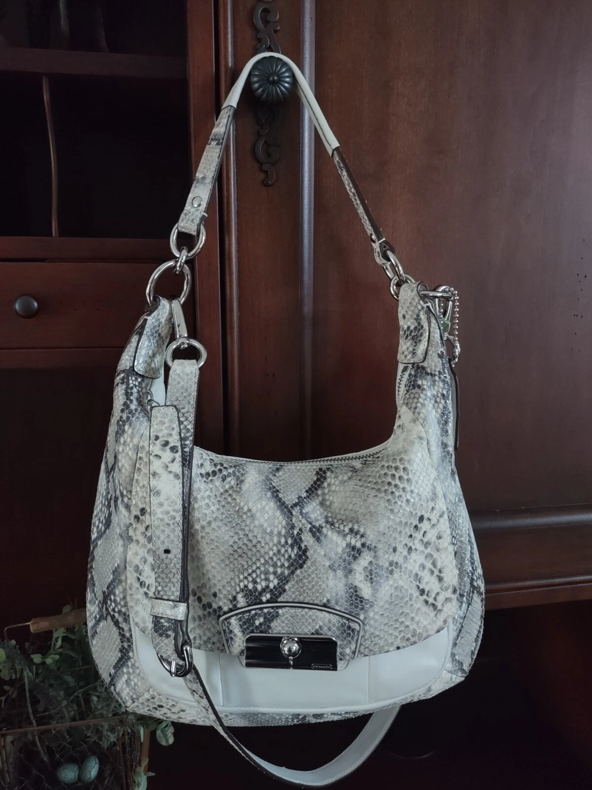 Borsa a tracolla Coach 19325 Kristin Python in rilievo in pelle grigio argento bianco $598