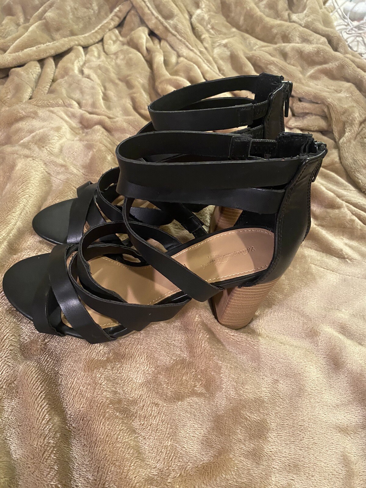 Universal Threads Women’s Black Leather Strappy Z… - image 2