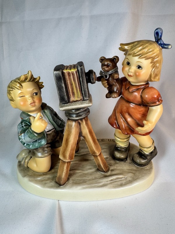 Hummel Camera Ready #2132~25TH Anniversary Hummel Club~5.5" TALL~yr. 2000~MINT