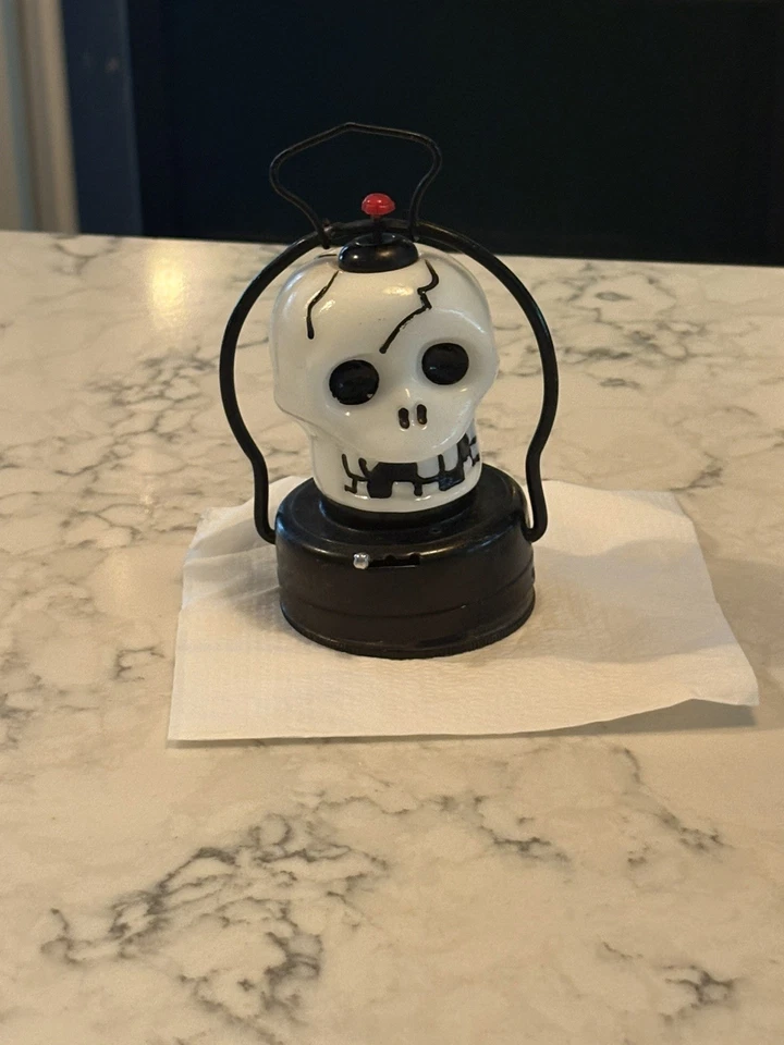 Lámpara de colección de Halloween calavera esqueleto iluminar linterna vidrio leche lata Hong Kong Foto 2 de 4