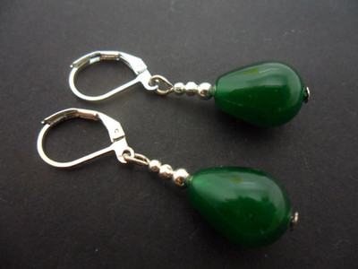 EIN PAAR BAUMELNDE JADE-OHRRINGE MIT TROPFEN. FARBWAHL. NEU.