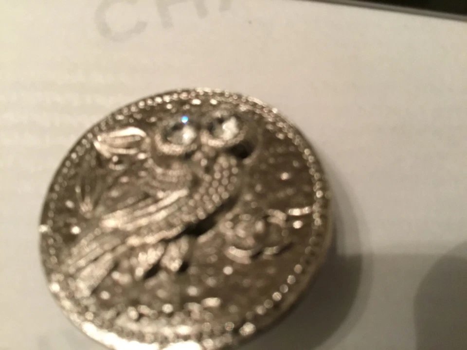 Chanel Knopf Eule mit Glasaugen, mit CC Logo, aus  Metall,  Durchmesser ca. 24mm - Bild 3 von 4