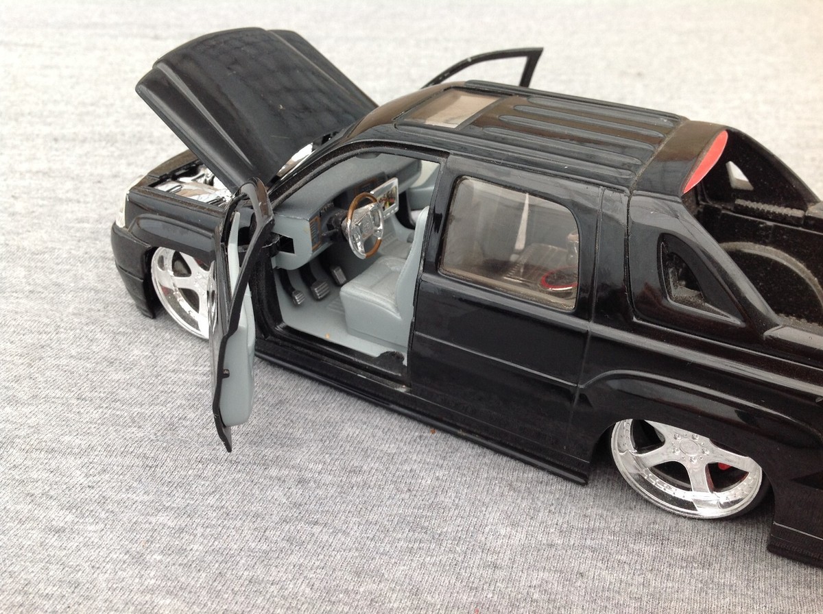 2002 CADILLAC ESCALADE     1／24 s-l400.jpg
