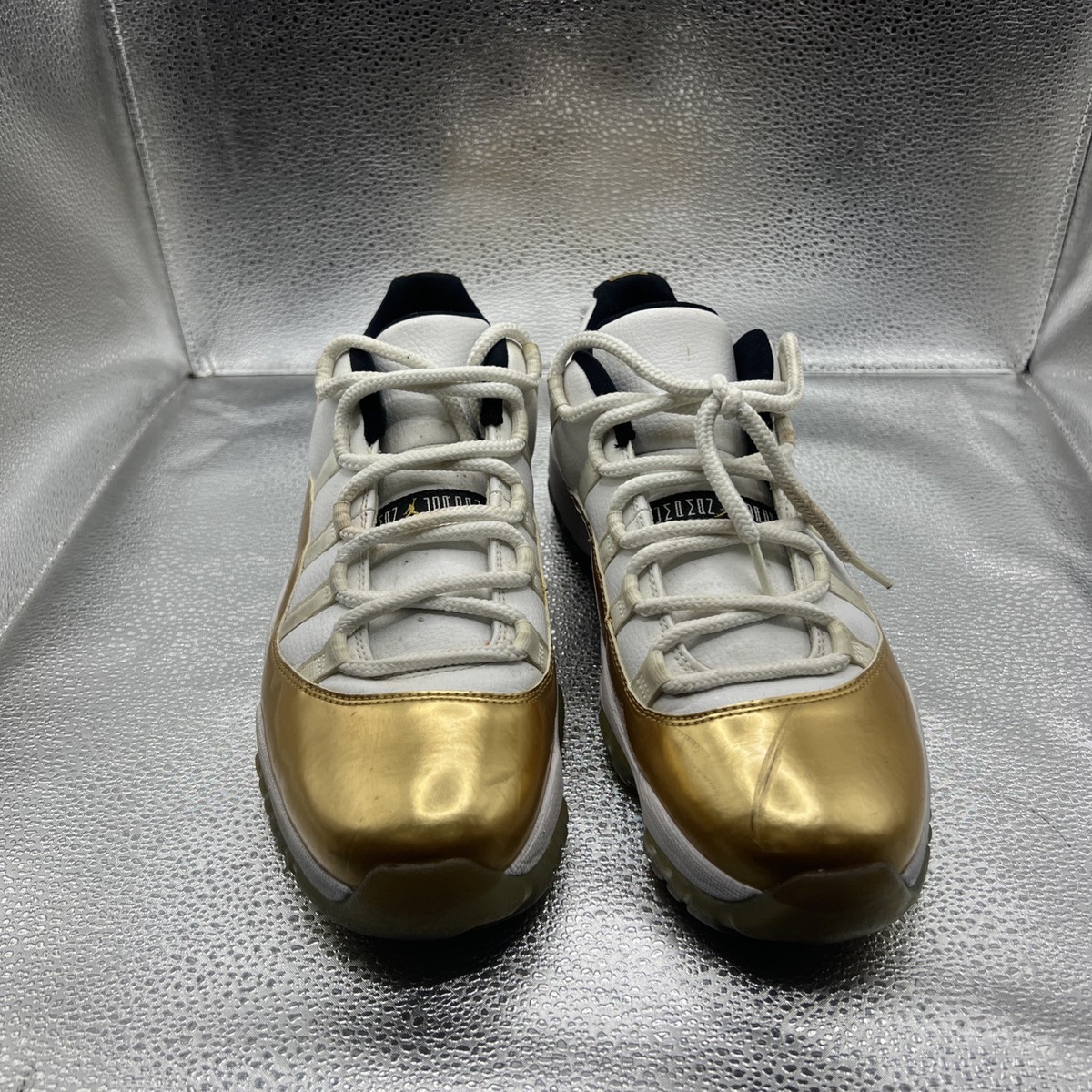 NIKE AIR JORDAN 11 RETRO LOW Closing Ceremony Size 9.5 Men Gold