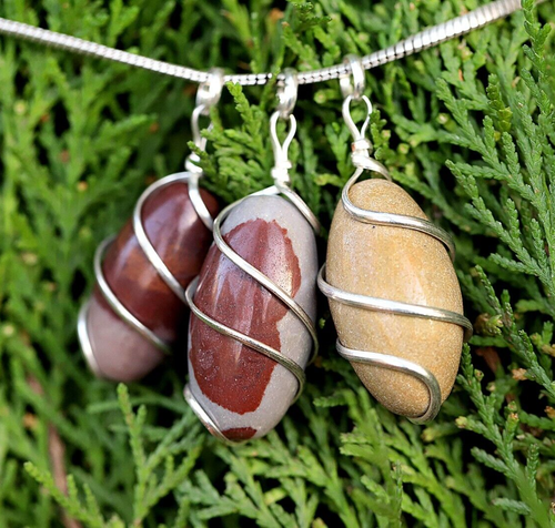 Colgante de piedra narmada energizada Shivling envoltura de alambre colgante de piedra raro para regalo - Imagen 4 de 6