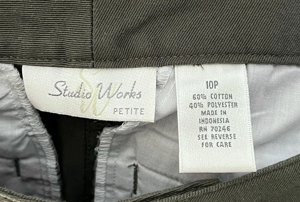 Pantalones capri Studio Works Petite para mujer talla 10P verde oliva con bolsillos en el dobladillo Foto 3 de 4
