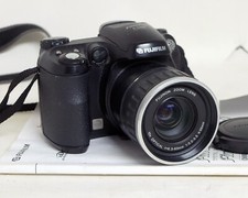 Fujifilm Finepix S5200 Zoom 5.1MP Point  Shoot Digital Camera 10x Optical Zoom