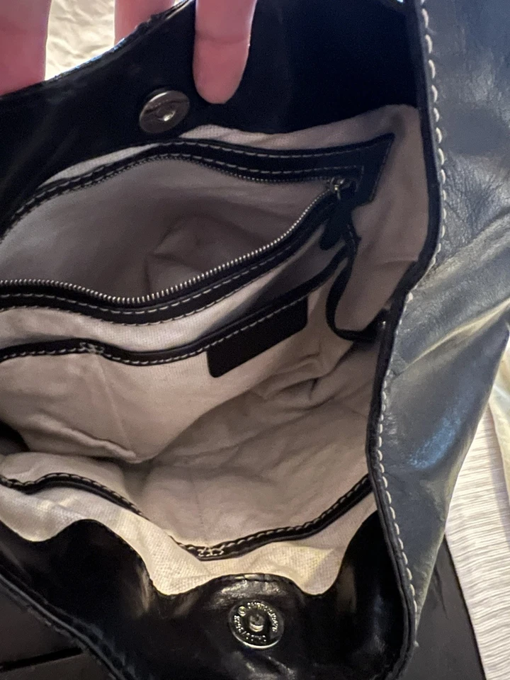 Bolso de hombro Michael Kors Astor Hobo de cuero negro con tachuelas Foto 3 de 4