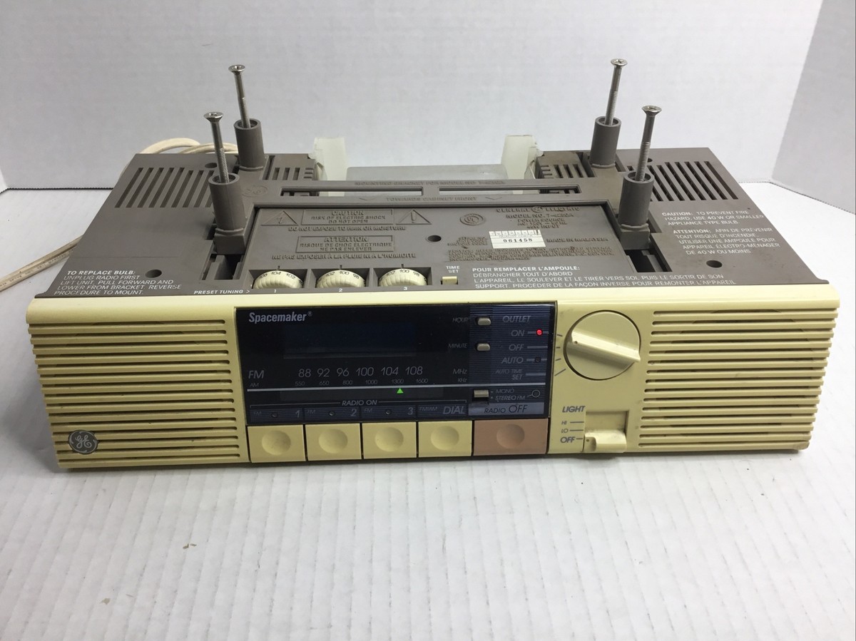 Vintage GE Spacemaker AM/FM Clock Radio w/ Bracket & Light Model 7