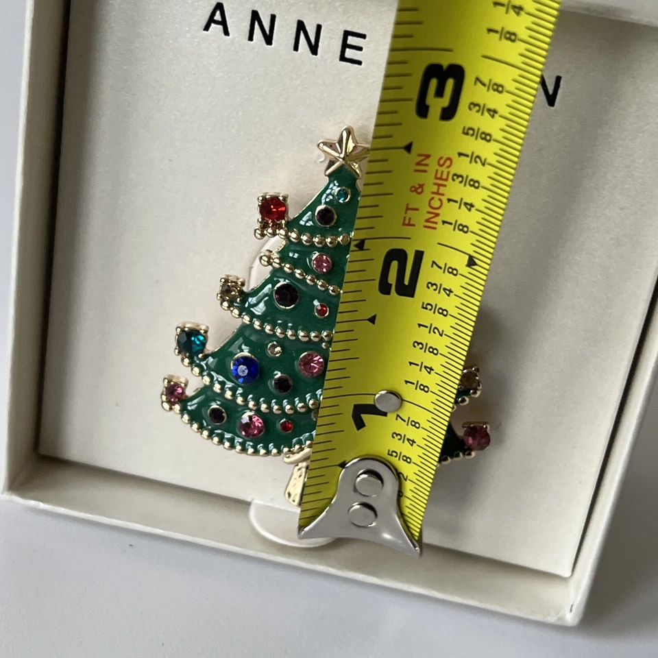 Broche prendedor árbol de Navidad Anne Klein tono dorado y esmalte verde con cristales y caja Foto 3 de 4