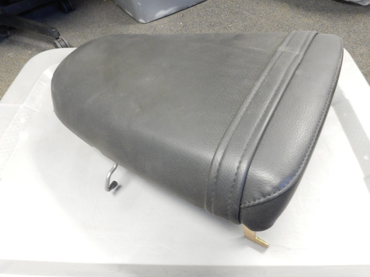 トライアンフ デイトナT595スピードトリプルT509純正リアシート NOS Triumph OEM Rear Seat 1997-2006 Daytona 955i 1994-2018 Speed