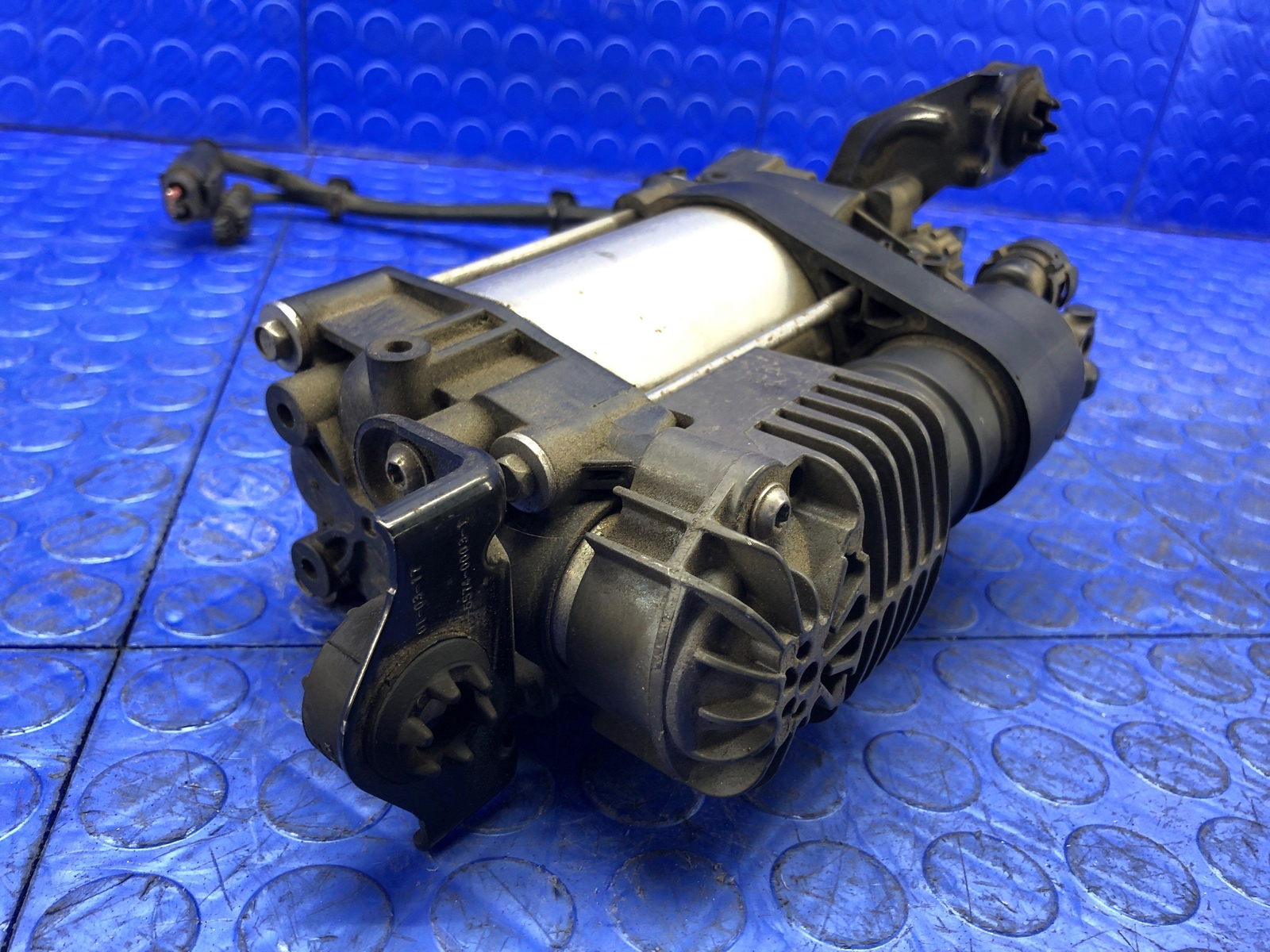 2017-2022 MASERATI LEVANTE OEM AIR RIDE SUSPENSION COMPRESSOR