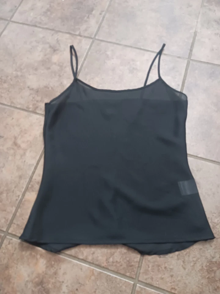 Camiseta sin mangas negra fluida malla transparente atención correa de espagueti Y2K sexy capa pequeña Foto 2 de 4