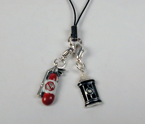 Pewter Fire Hydrant & Fire Extinguisher Charms Zipper Pull Free U.S. Shipping - Foto 1 di 2