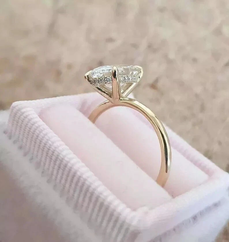 Alianza para mujer moissanita blanca corte ovalado de 1 quilate enchapada en oro amarillo de 14 quilates Foto 3 de 4