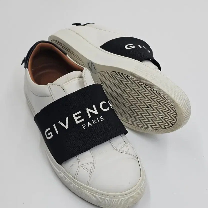 GIVENCHY URBAN STREET 235mm Sneakers - White thumbnail 6