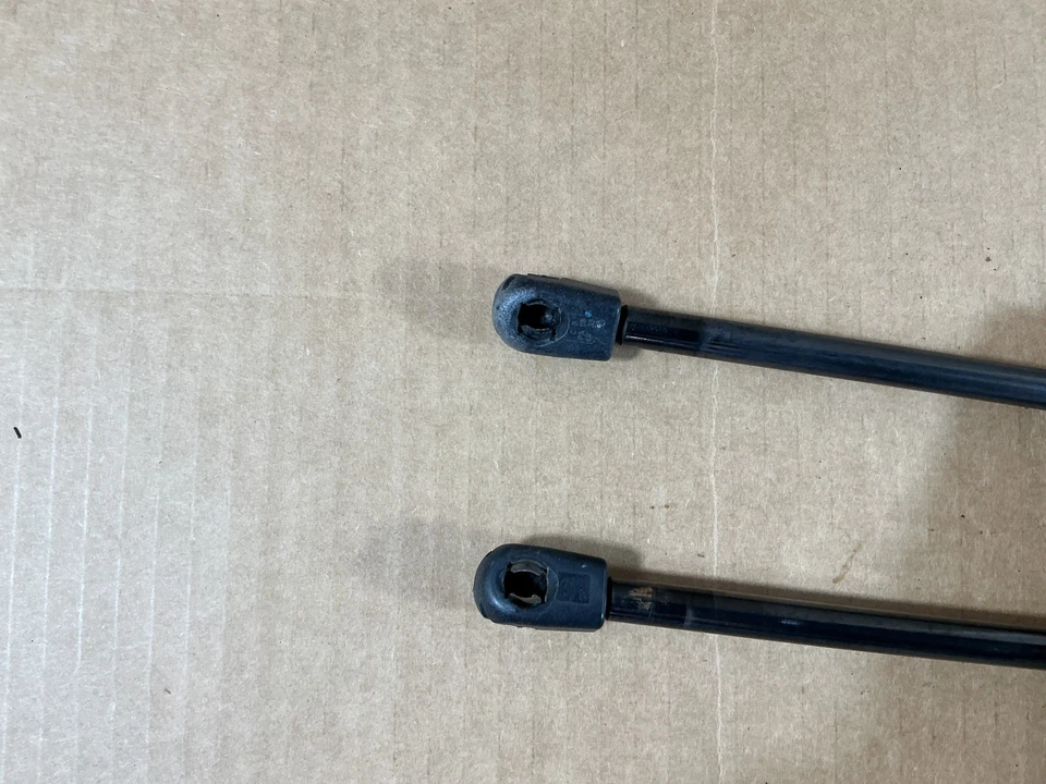 Juego de 2 puntales de cilindro de soporte de puerta levadiza trasera Toyota Sienna 2011-2020 OEM Foto 3 de 4