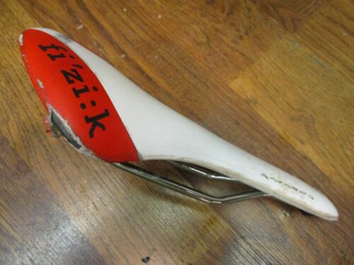 FIZIK ANTARES K:UM RAILED RACING SADDLE - RED on WHITE - Picture 1 of 9