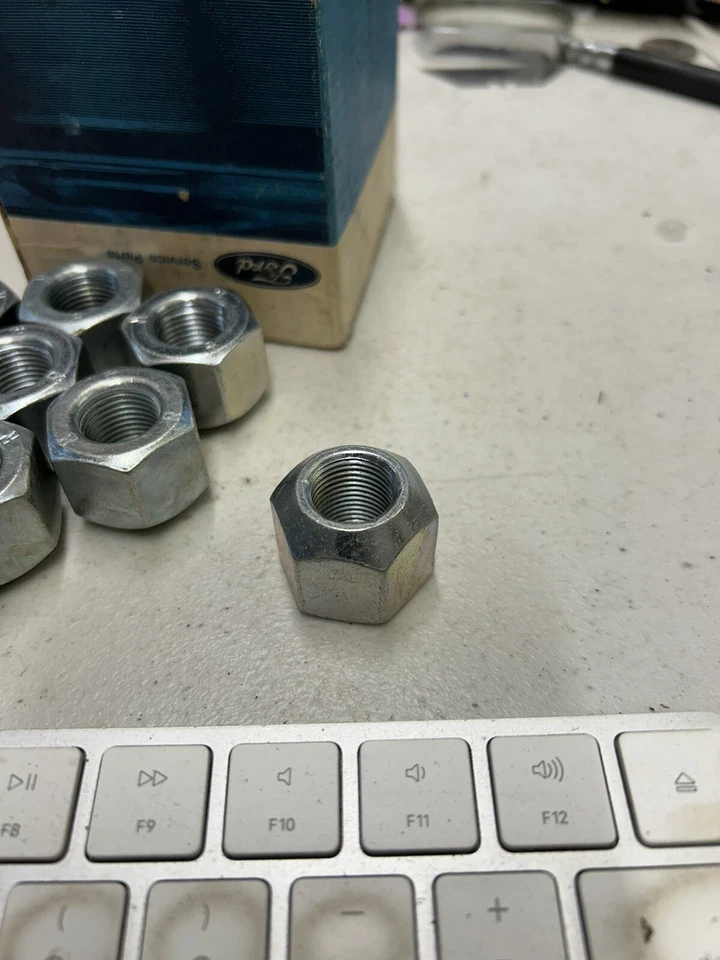 NOS FORD B7TZ-1120-A PORCAS DE RODA (10) 1957-1960 F350 R.H. P400 - Imagem 3 de 3