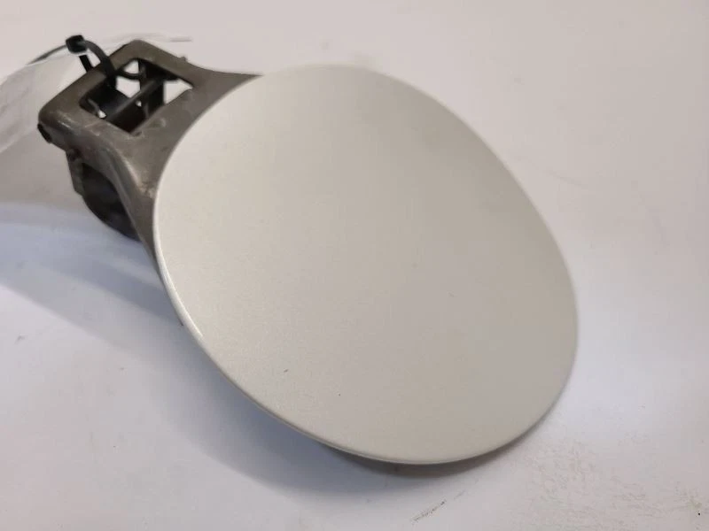 Дверца топливного бака 2010 10 Chevrolet Malibu белая - Изображение 3 из 4