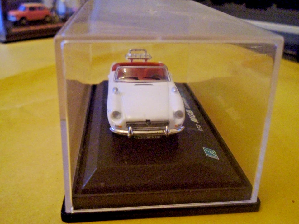 Hongwell MGB Cabriolet White Mint Condition 1:72 - New Boxed - Image 4 of 4