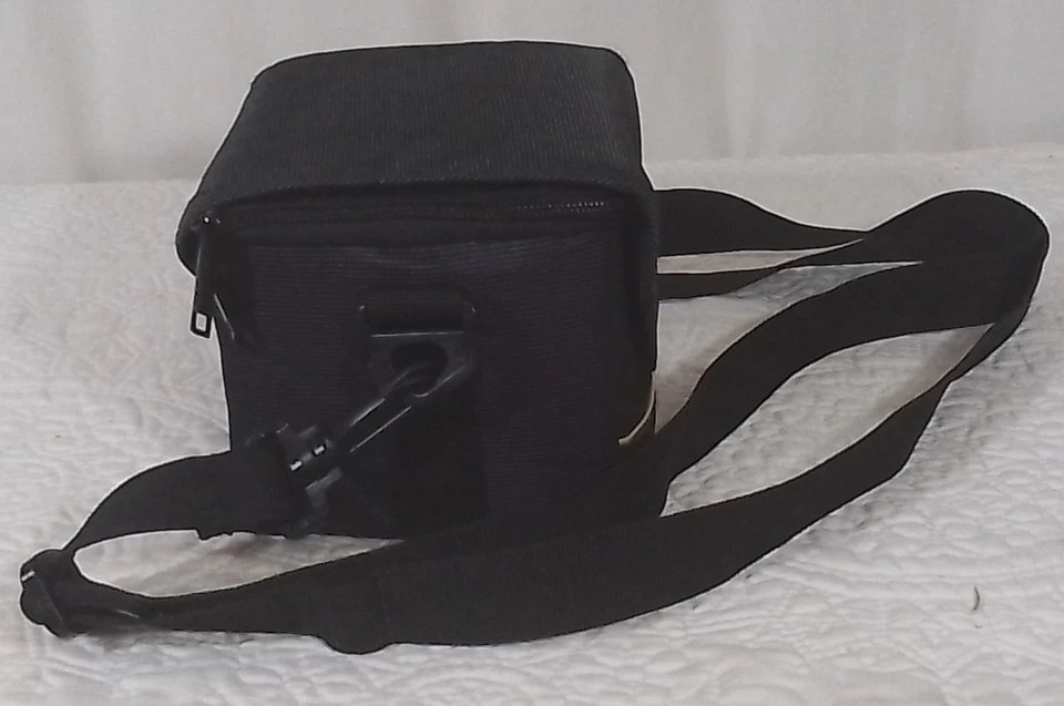 Estuche compacto Nikon 11905 Cubo bolsa para Coolpix 4,5 x 4" x 3,75" con correa Foto 4 de 4