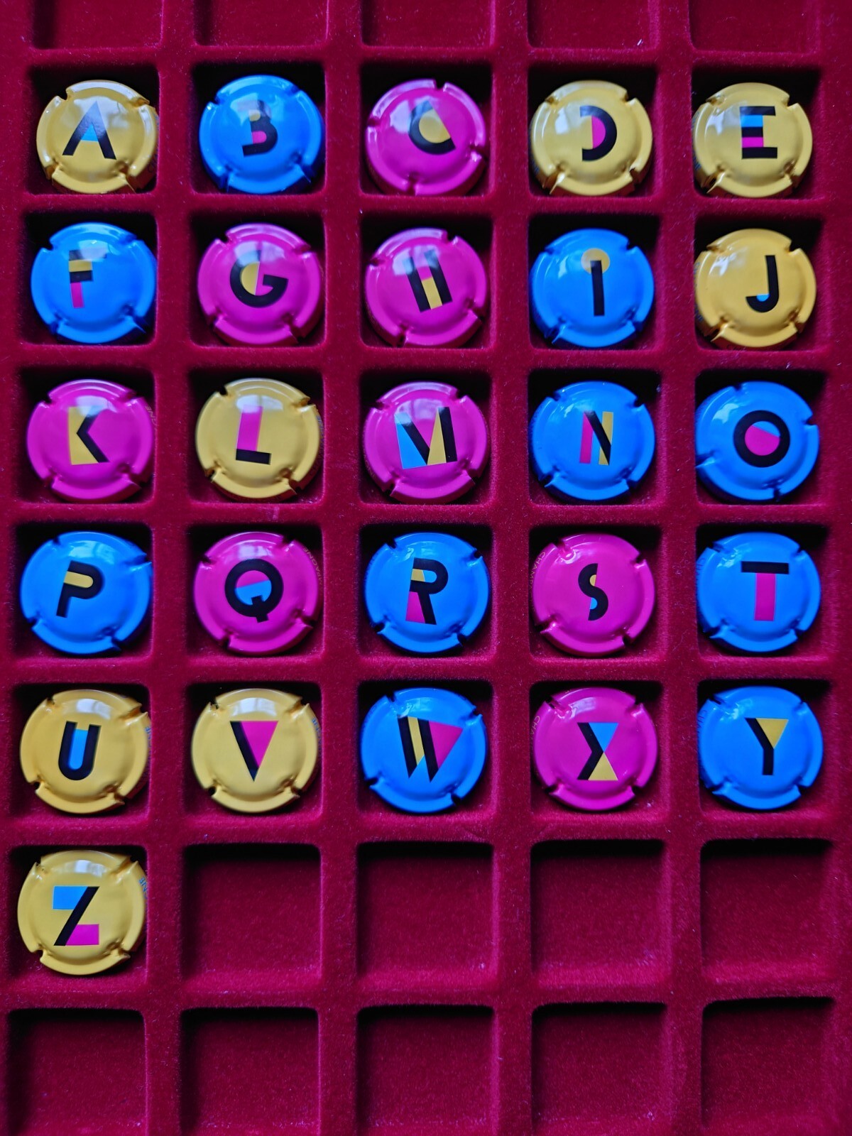 26 Capsules de Champagne Génériques "Alphabet" Série complète verso