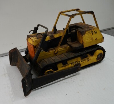 Vintage 1974/75 Mighty Tonka Dozer Bulldozer T-9 No. 3907 patina