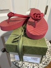 Gucci Women's Chevron Thong Hibiscus Rubber GG Sandal Size 37 Authentic New