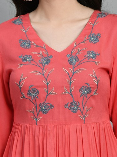 Indian Women BEAUTIFUL Peach Rayon Floral Embroidered Kurta Kurti New Top Tunic - Picture 2 of 8