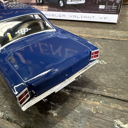 The Wog Boy 1969 Chrysler Valiant VF 1:18 Diecast DDA + 2 Figures - Picture 10 of 13
