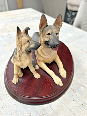 Deutscher Schäferhund und Welpe Figur auf Sockel - Grenze Fine Arts DPG03