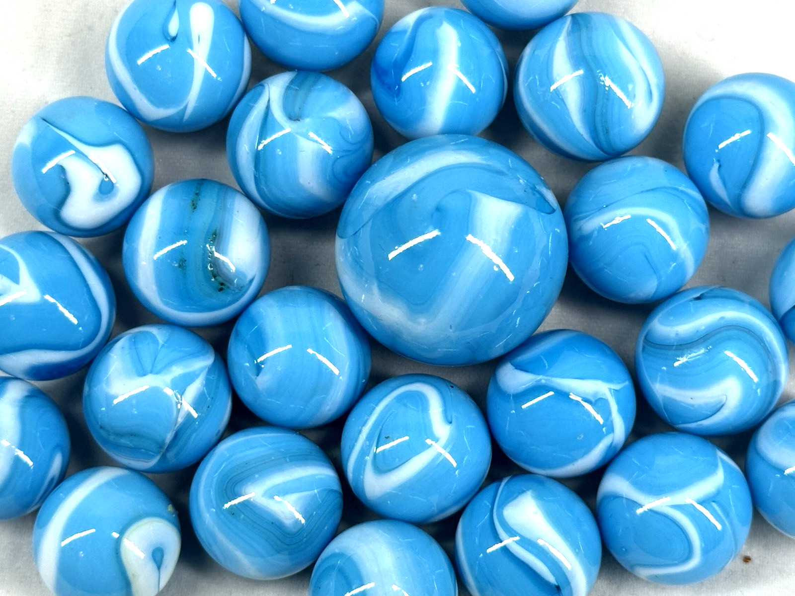 25 Glass Marbles AIR Blue/White Game Pack Shooter Swirl