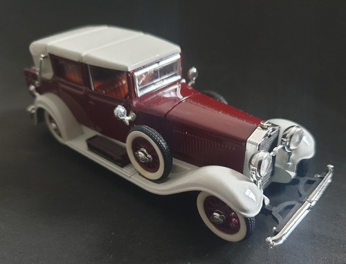 RIO Isotta Fraschini 8a 1:43 Weinrot mit weißem Dach und abnehmbarer Motorhaube.