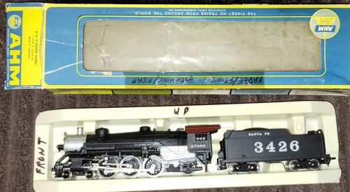 AHM HO 4-6-2 Luz Pacific Santa Fe 3426 PROBADO Buen Kadee En Bocina Delantera En Trasera | Zustand: Used