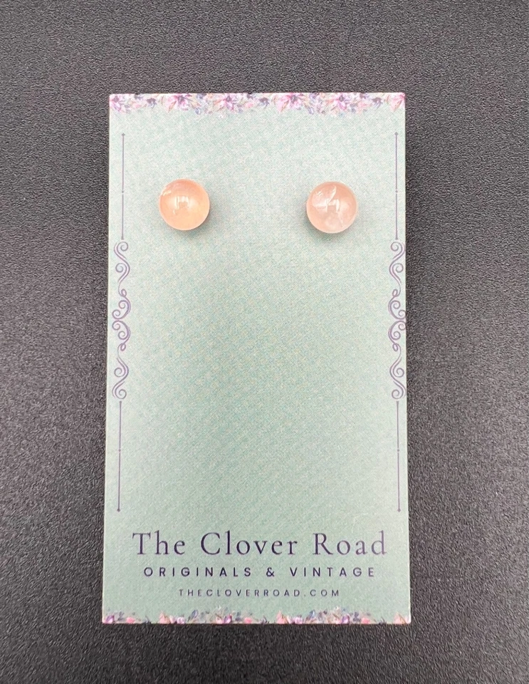 Aretes de bola de cuarzo rosa de 8 mm | Cierre de mariposa dorada | Joyería clásica Foto 3 de 4
