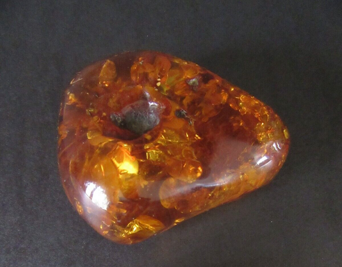 NATURES ANTIQUE: LARGE AMBER STONE ROCK with BLOSSOMS, 79.4 g - Bild 6 von 13