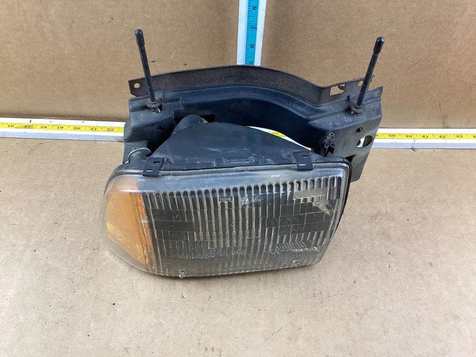 1995-1997 Chevrolet Blazer S10 Front Right Passenger Side Headlight Assembly - Image 2 of 4