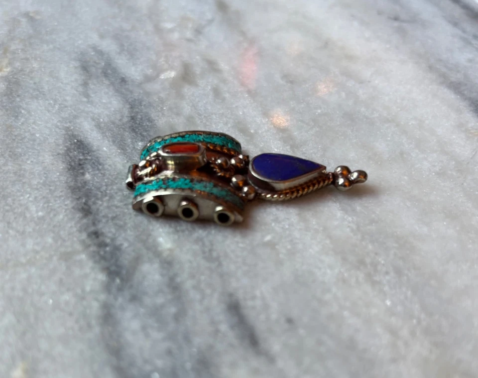 绿松石、珊瑚色、拉皮斯拉祖里、藏银珠带 3 孔项链 C639 — 第 2/2 张图片